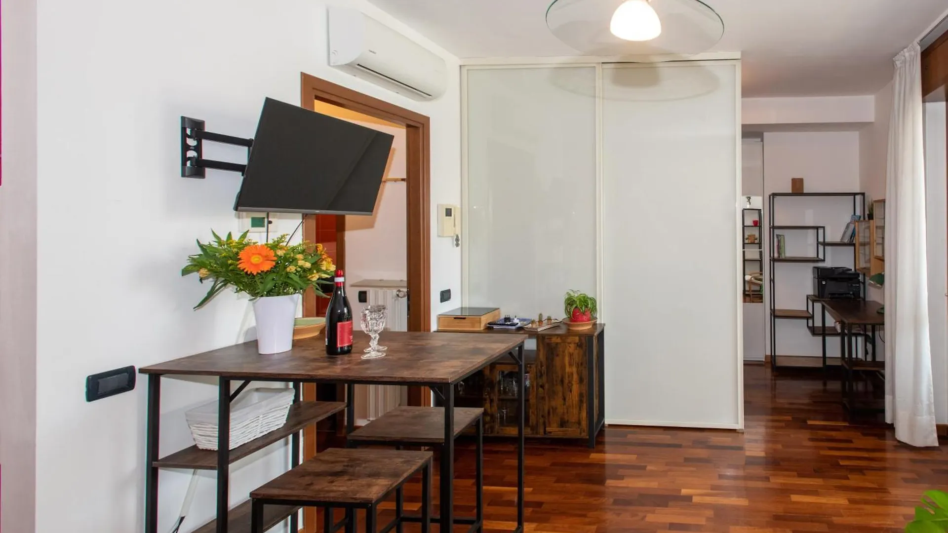 10 Minutes Duomo-Elegant Apt Milánó 0*,  Olaszország